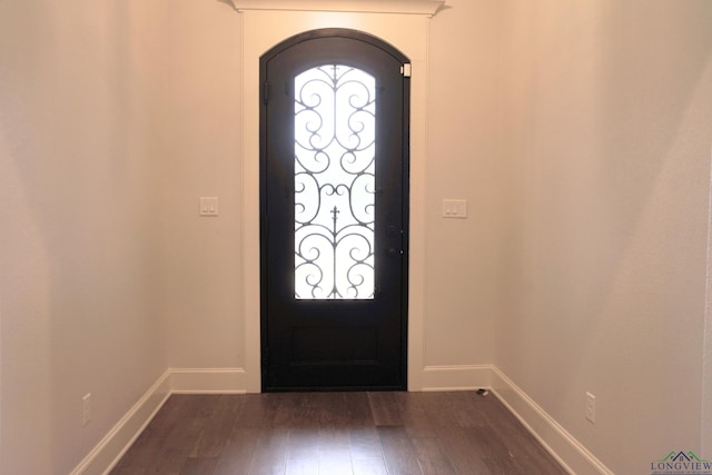 9173 Cave Branch Cv, Tyler, TX 75703 - entryway featuring dark wood-type flooring, arched walkways, and baseboards