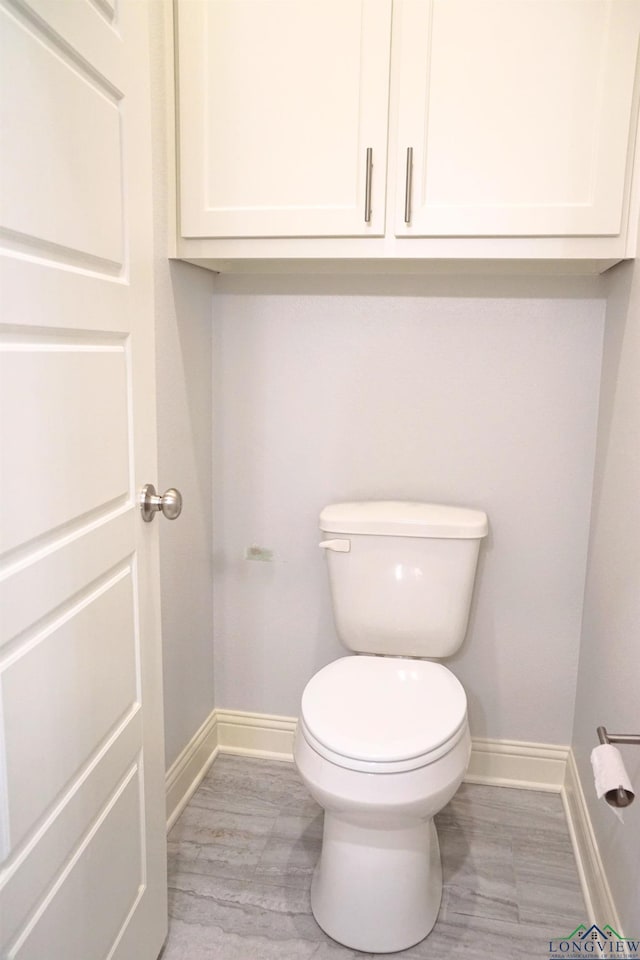 9173 Cave Branch Cv, Tyler, TX 75703 - bathroom featuring baseboards and toilet