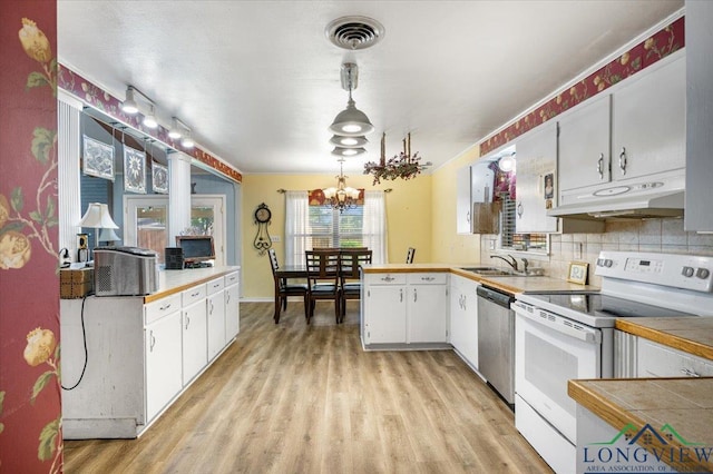 kitchen with electric range, dishwasher, under cabinet range hood, light wood-style floors, and a chandelier