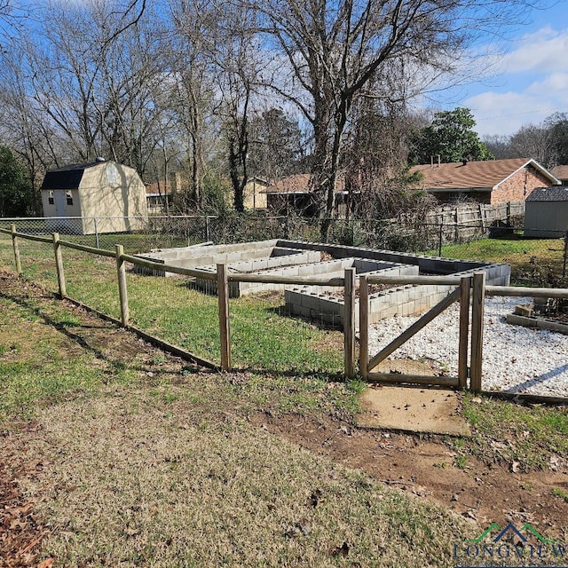 view of yard featuring a shed