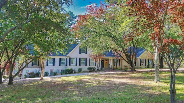 colonial inspired home featuring a front yard