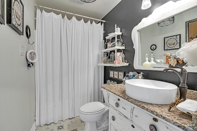 bathroom featuring a shower with curtain, vanity, and toilet