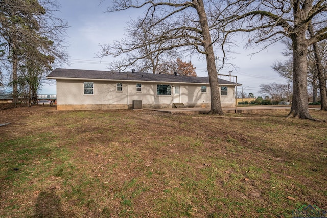 rear view of house featuring a lawn