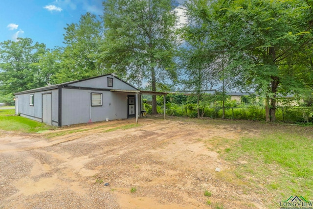 2820 W Upshur Ave, Gladewater, TX 75647 - view of yard featuring dirt driveway