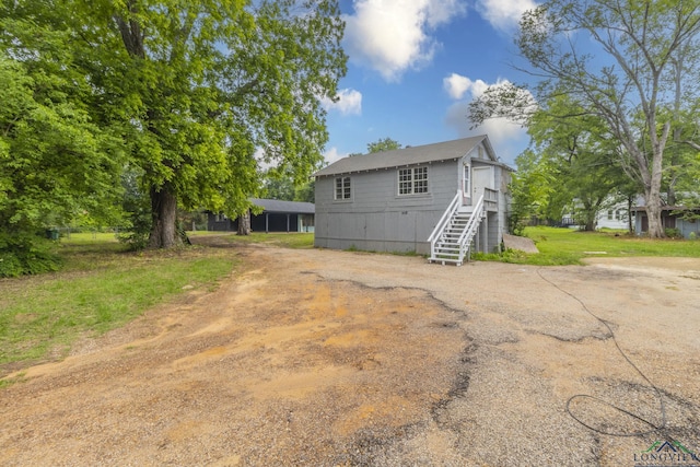 2820 W Upshur Ave, Gladewater, TX 75647 - view of front facade with stairs and dirt driveway