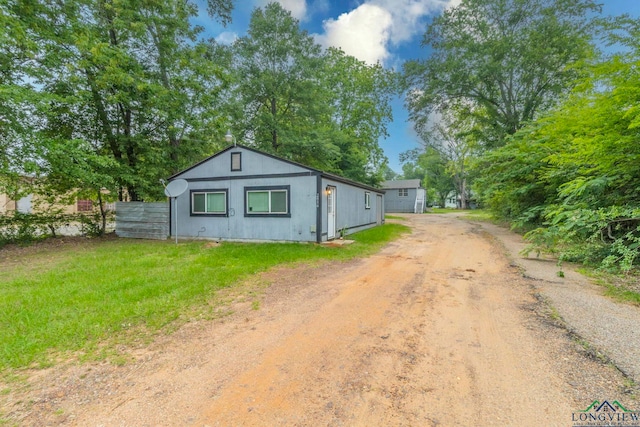 2820 W Upshur Ave, Gladewater, TX 75647 - view of front of home with dirt driveway