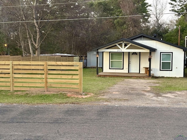 view of front facade featuring a porch and a front lawn