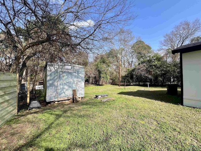 view of yard featuring a storage shed