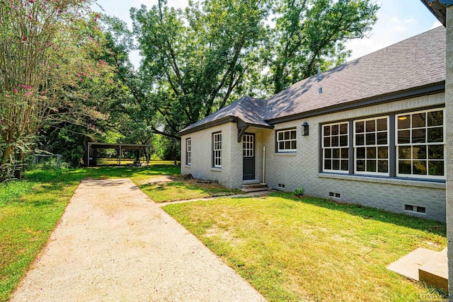 view of front of property featuring a front yard