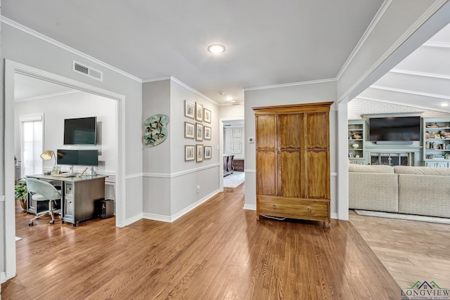 entrance foyer with crown molding, wood finished floors, baseboards, visible vents, and recessed lighting