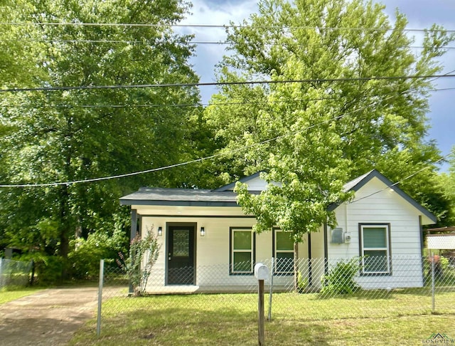 209 E Edgefield Ave, Longview, TX 75602 - view of front facade with covered porch and a fenced front yard