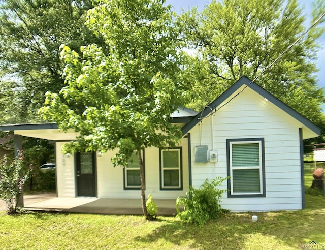 209 E Edgefield Ave, Longview, TX 75602 - rear view of house with a yard