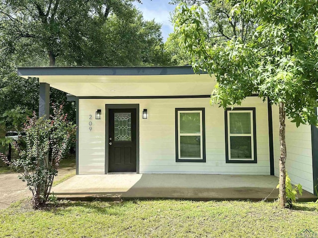 209 E Edgefield Ave, Longview, TX 75602 - view of front of house featuring covered porch and a front lawn