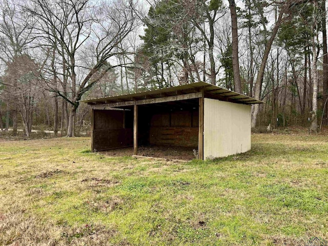 view of outdoor structure featuring a yard