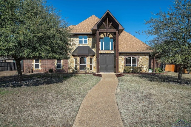 view of front of home featuring a front yard