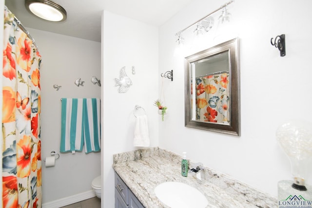 full bath with toilet, a shower with curtain, baseboards, and vanity