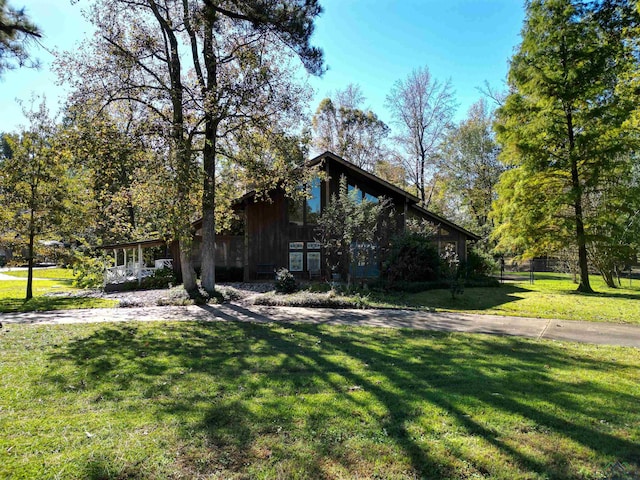 view of front of property featuring a front yard