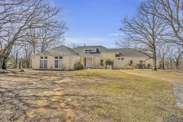 view of front of house with a front yard