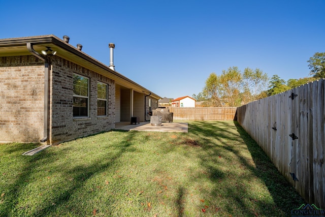 view of yard featuring a patio area