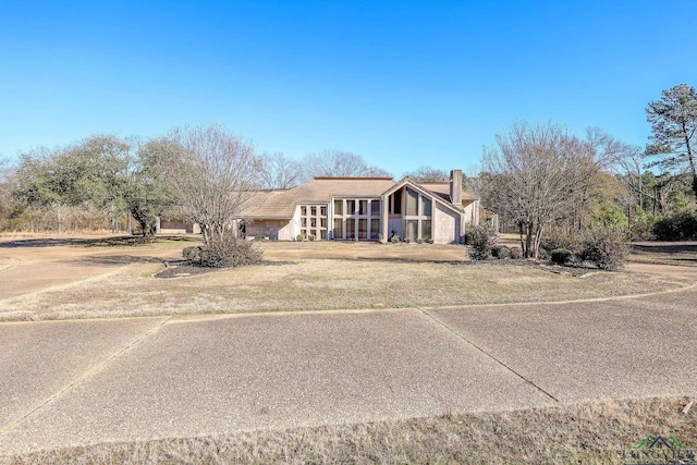 view of front of house with a front lawn