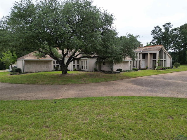 view of front of house featuring a front lawn