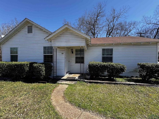 single story home featuring a front yard