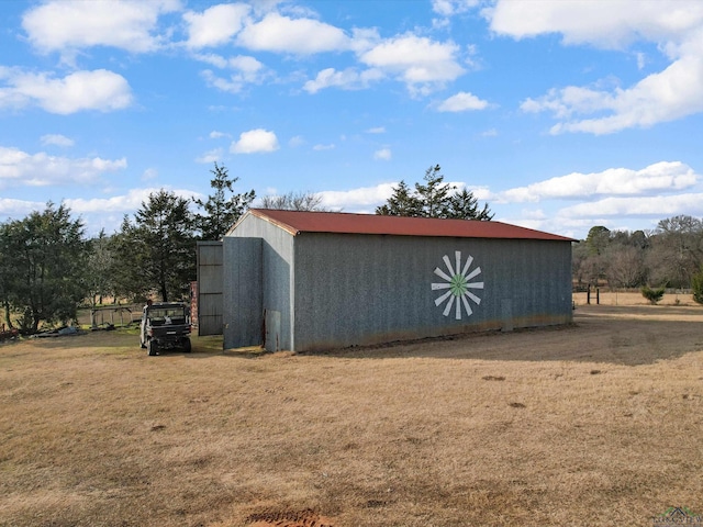 view of outdoor structure featuring a yard