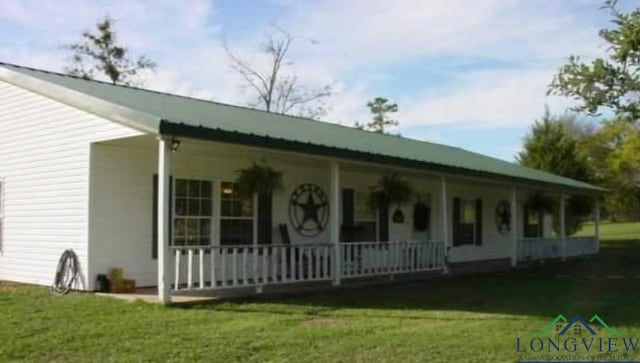 view of front of property with covered porch and a front lawn