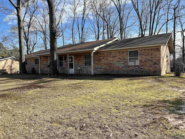 single story home with a front yard