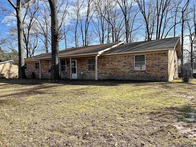 view of front facade with a front yard