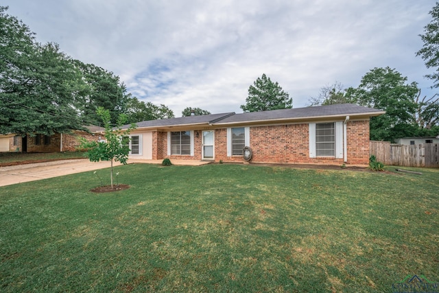 single story home with a front lawn