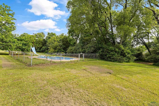 view of yard featuring a fenced in pool