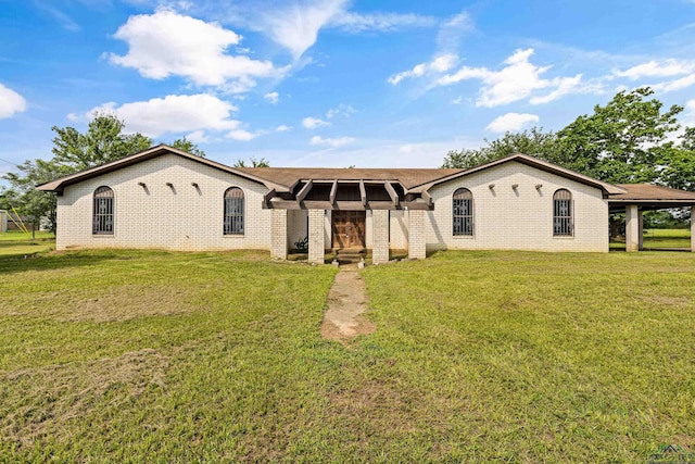 ranch-style house featuring a front yard