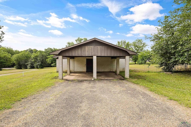 view of outdoor structure with a yard