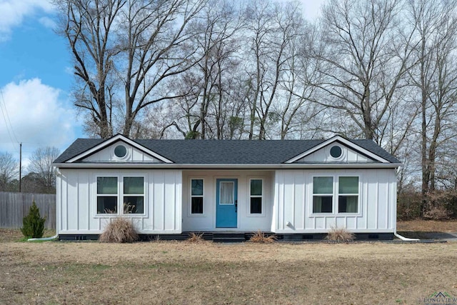 view of front facade with a front yard