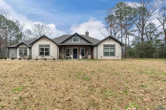 craftsman house featuring a front lawn