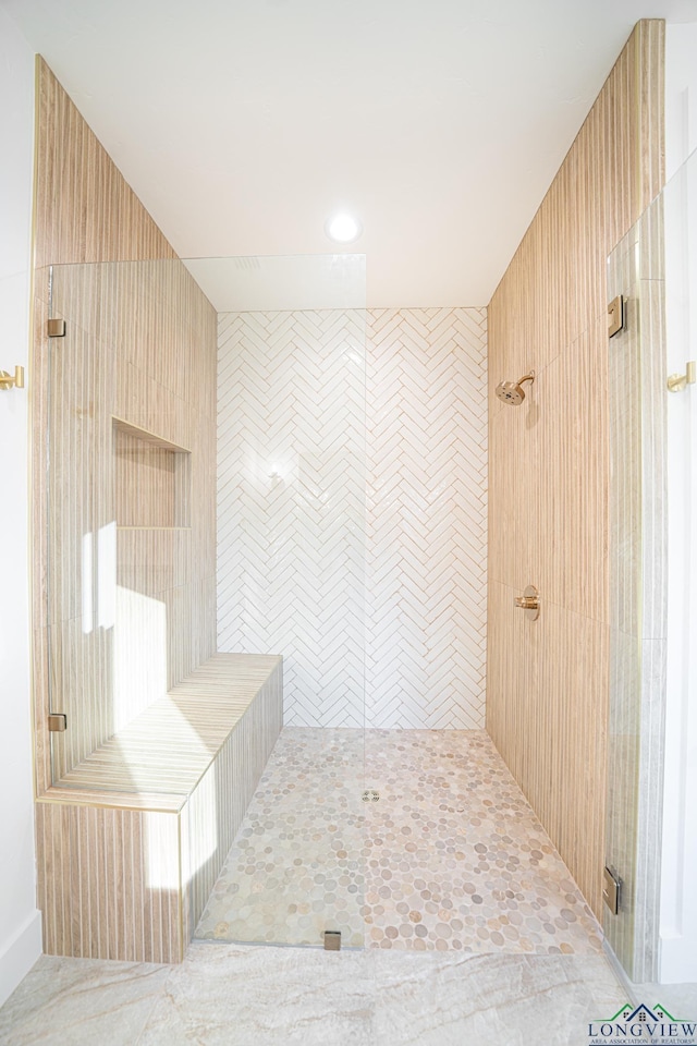 bathroom featuring tiled shower