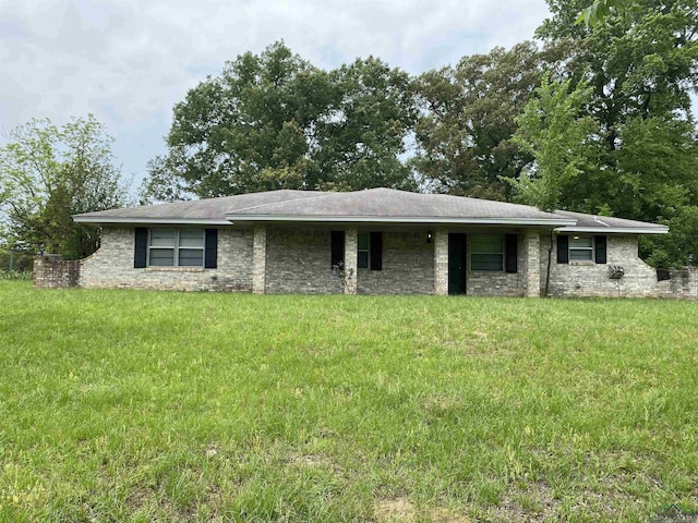 single story home with a front yard