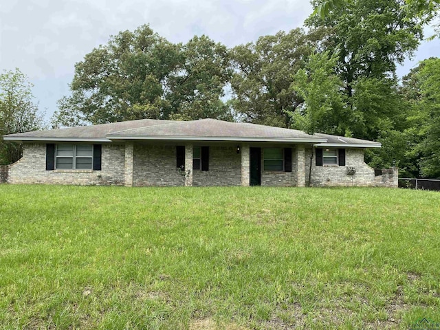 single story home featuring a front lawn