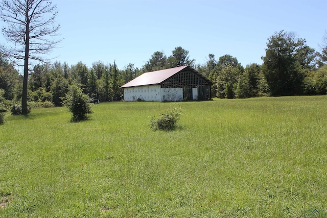 view of yard featuring an outbuilding