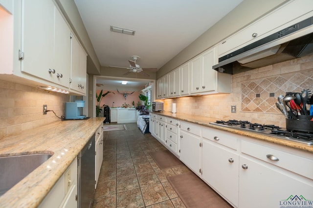 kitchen featuring visible vents, ceiling fan, under cabinet range hood, appliances with stainless steel finishes, and white cabinets