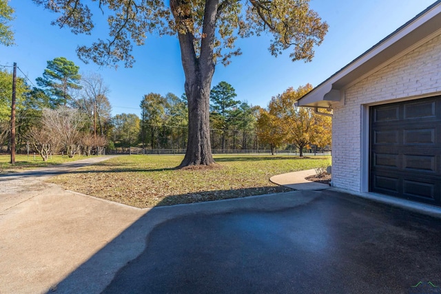 view of yard featuring a patio area