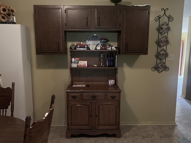 305 E Maple St, White Oak, TX 75693 - bar area with baseboards