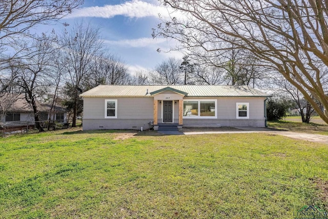 view of front of home featuring crawl space, metal roof, and a front yard