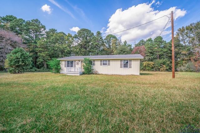 view of front of home featuring a front yard