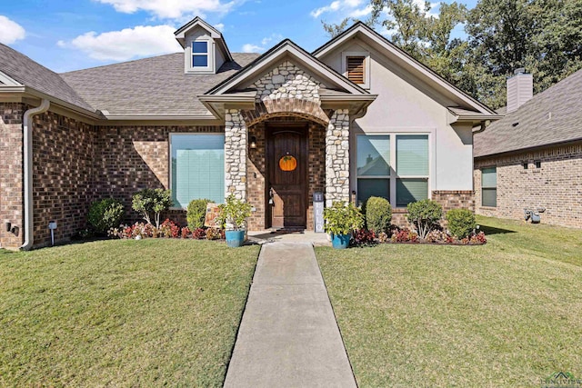 view of front facade featuring a front lawn