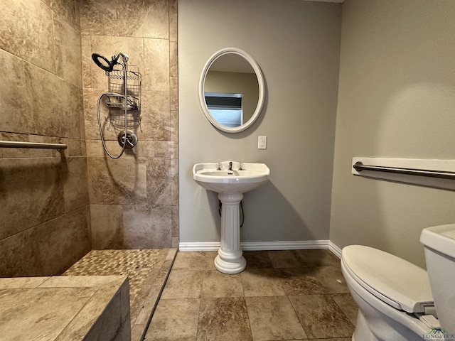 587 Floyd Evans Rd, Marshall, TX 75672 - full bath featuring toilet, baseboards, and tiled shower