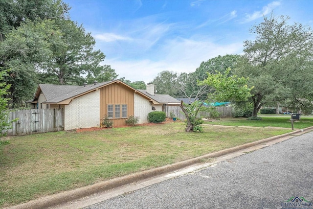 view of front of home featuring a front yard