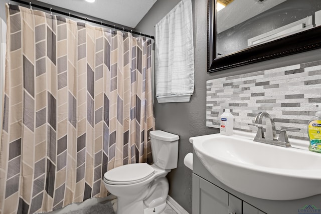 full bath with decorative backsplash, vanity, baseboards, toilet, and a shower with shower curtain