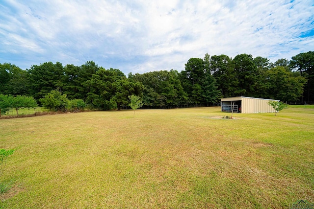 view of yard featuring an outbuilding